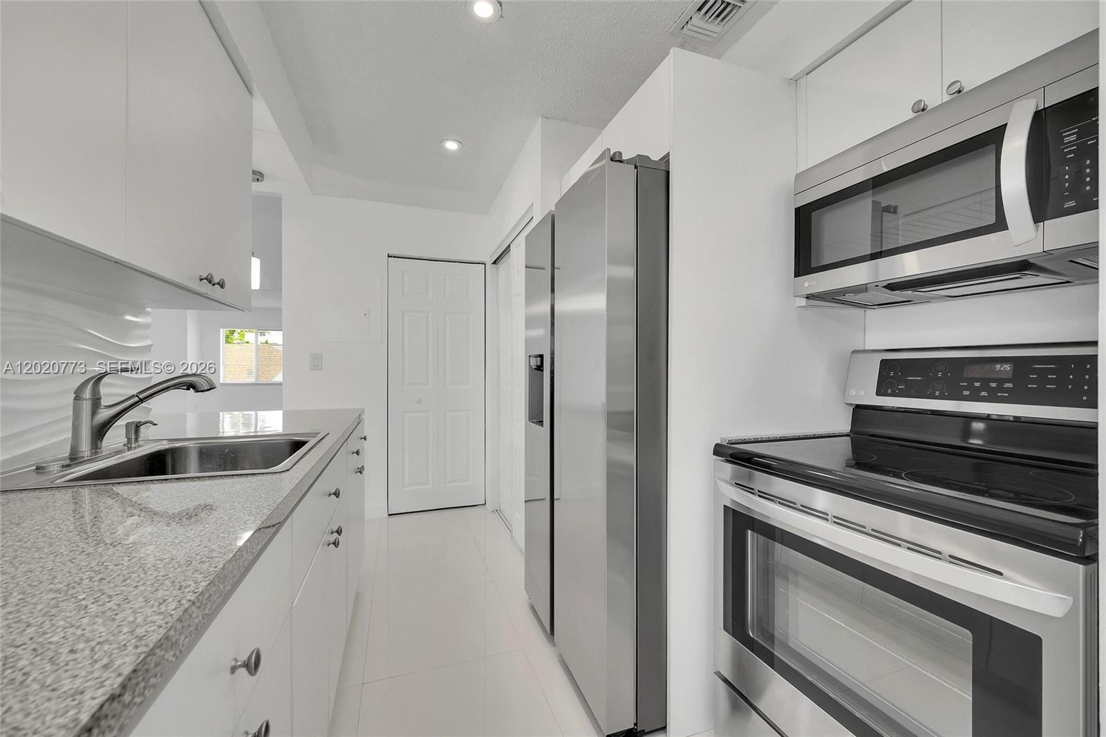 ANTIGUA AT CNTRY CLUBOF M - Residential Lease