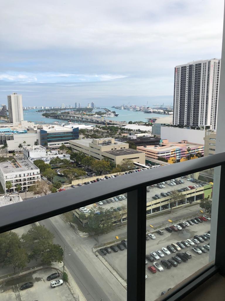 Bright and spacious 1 bed + den, 1.5 bath residence in Canvas Condos, located in one of Miami’s fastest-growing areas. Features include floor-to-ceiling windows, a sleek European-style kitchen with stainless steel appliances, spacious bedroom, ample closets, and in-unit washer/dryer. The den is perfect for a home office or guest space.
Enjoy resort-style amenities: 3 pools, spa, jacuzzi, fitness center, yoga room, social lounge, theater, racquetball court, and more. Secure building with parking and low association fees.
Prime location just minutes from Metromover, Miami Worldcenter, Brightline, museums, Kaseya Center, and top dining, with easy access to Brickell, Wynwood, Midtown, Design District, and Miami Beach.
