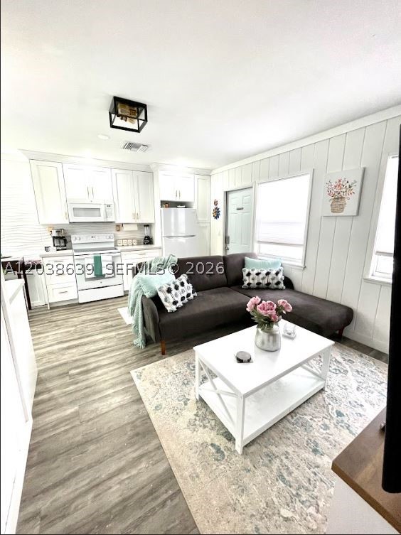 HOLLYWOOD TERRACE AMEN PL - Residential Income