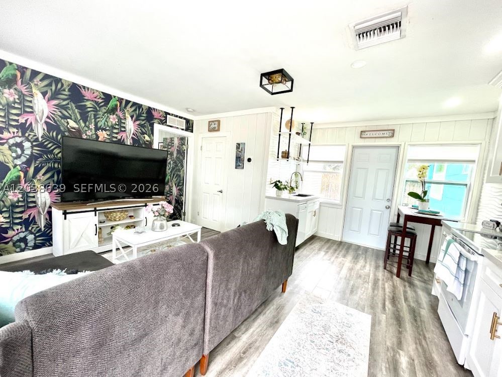 HOLLYWOOD TERRACE AMEN PL - Residential Income