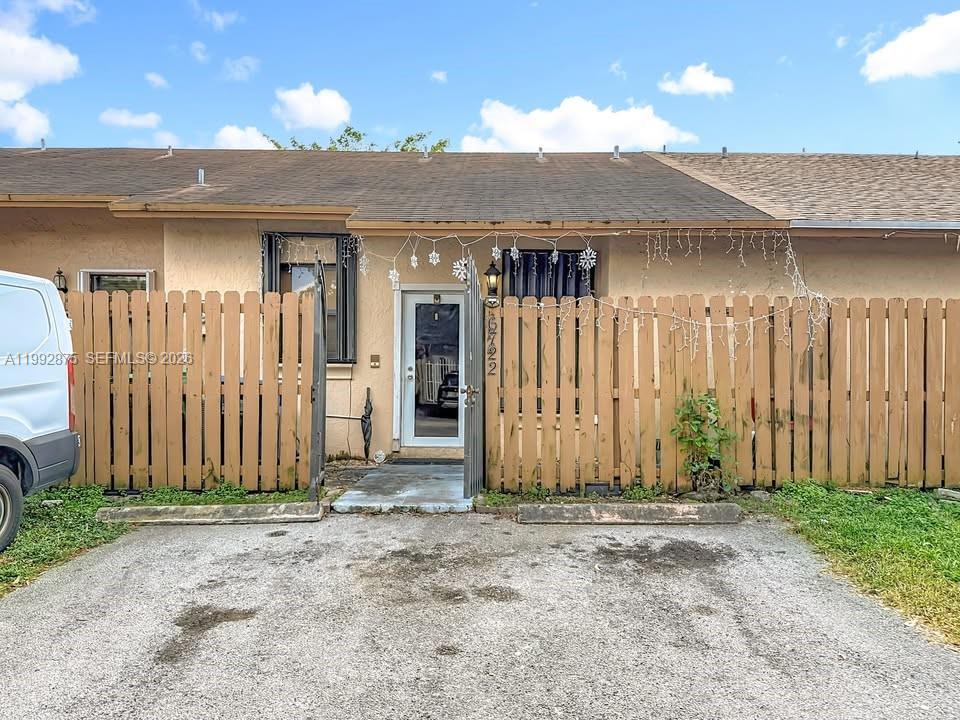 COUNTRY LAKE MANORS TOWNH - Residential