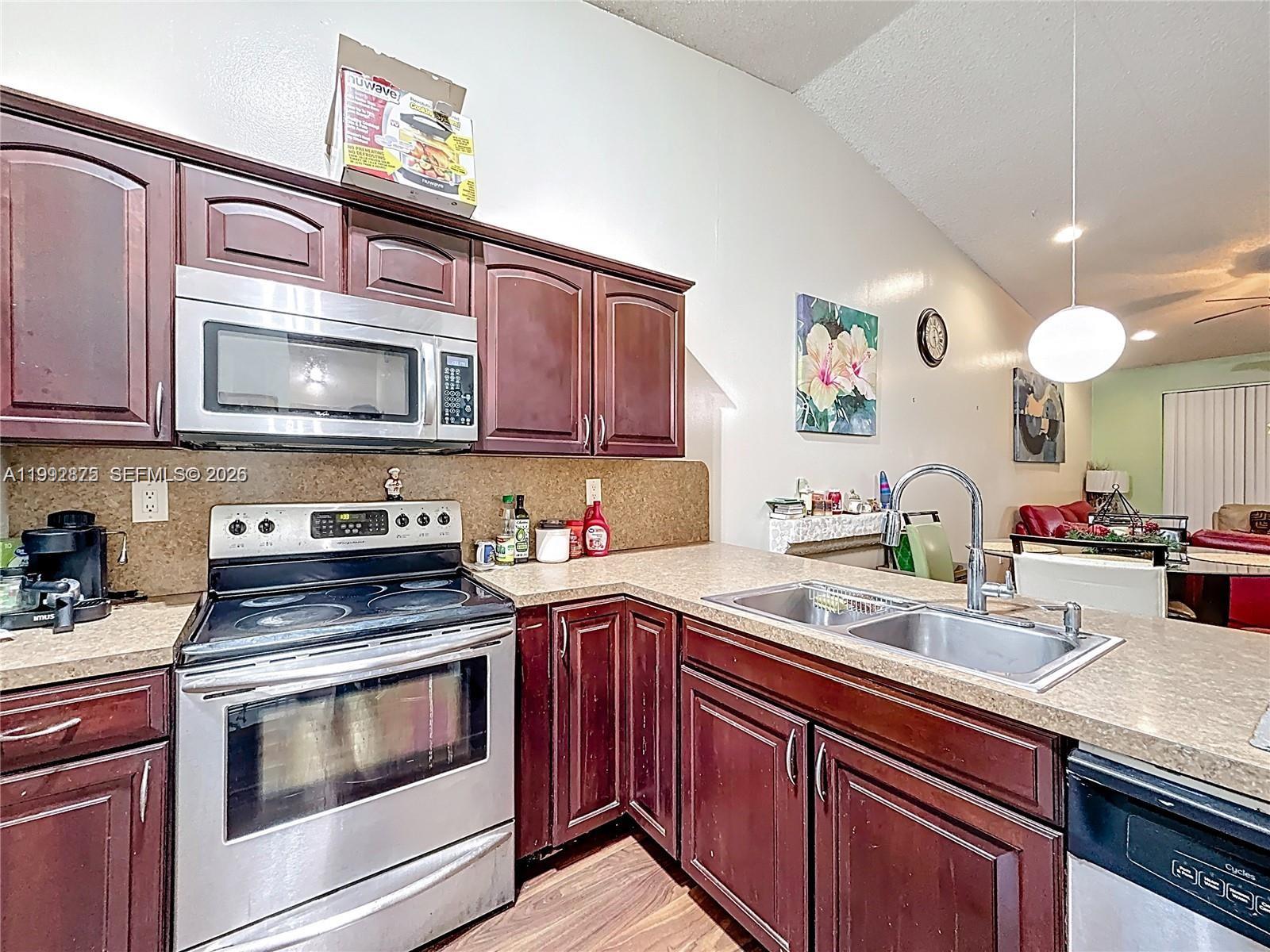 COUNTRY LAKE MANORS TOWNH - Residential
