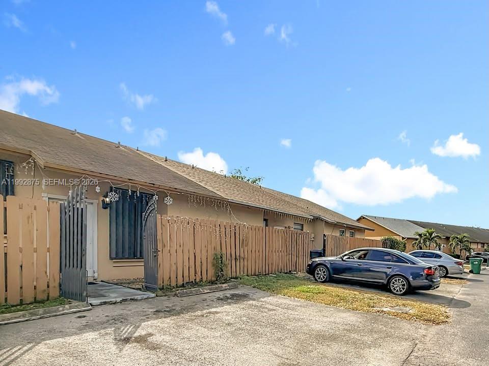 COUNTRY LAKE MANORS TOWNH - Residential