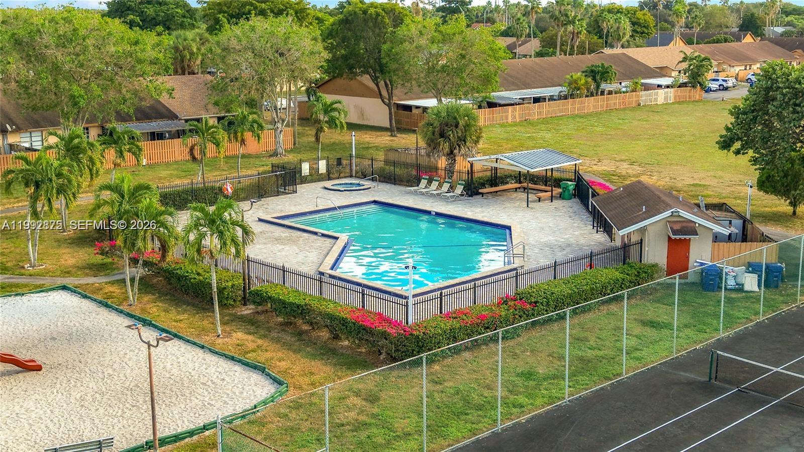 COUNTRY LAKE MANORS TOWNH - Residential
