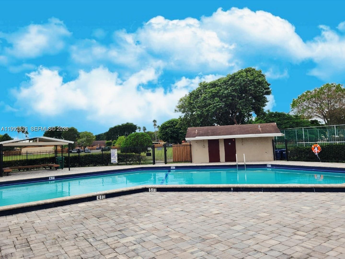 COUNTRY LAKE MANORS TOWNH - Residential