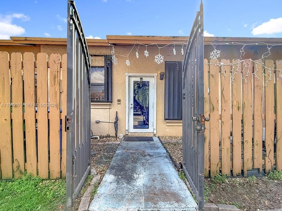 COUNTRY LAKE MANORS TOWNH - Residential