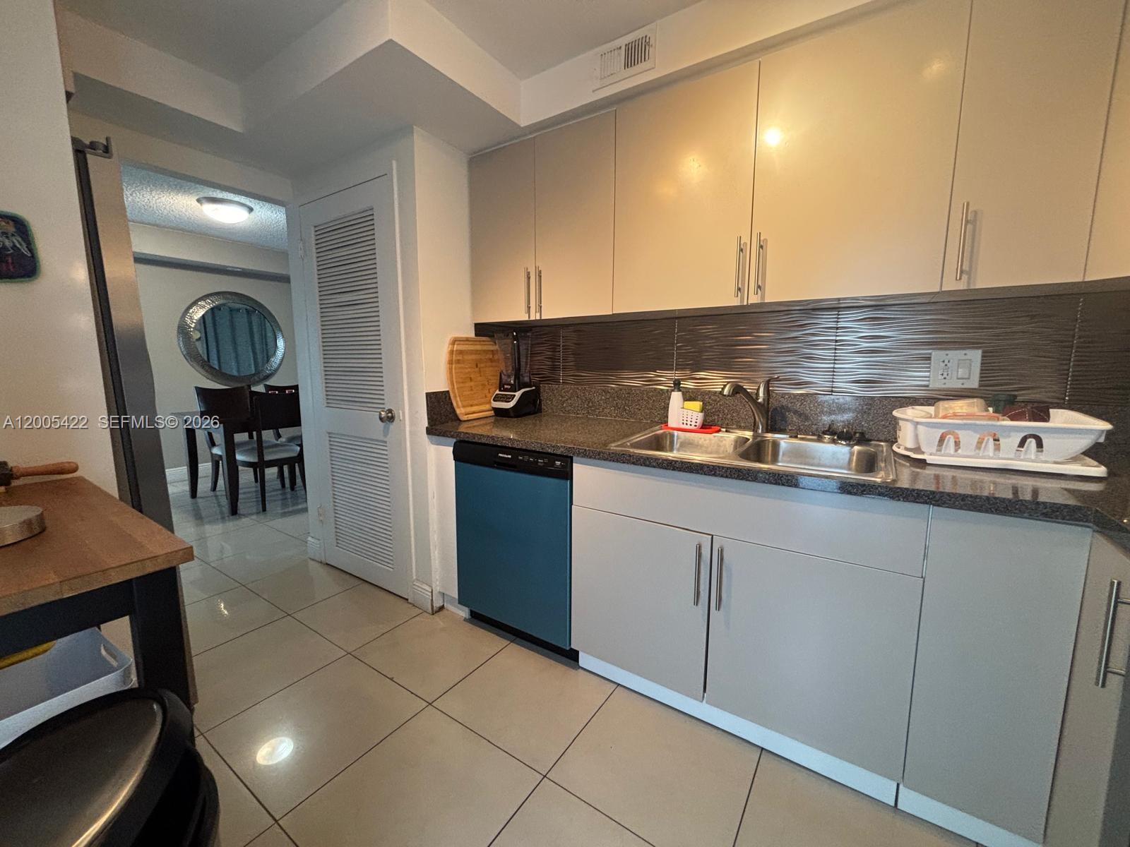YACHT CLUB CONDO (THE) - Residential