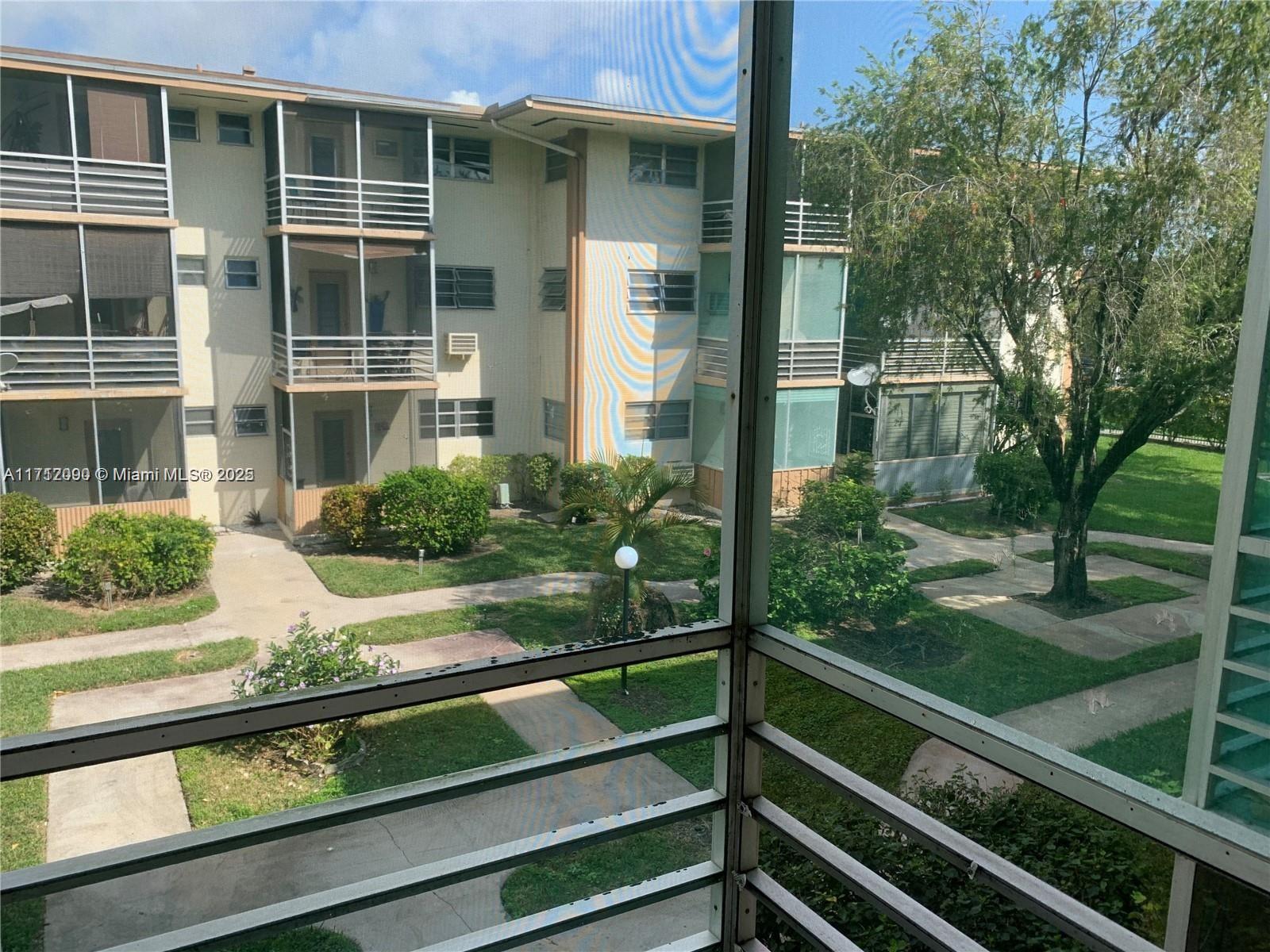 Perfect Location: Mar Len Gardens, Quiet, private, remodeled kitchen with stain steel appliances, walk in closets. Fenced community offering two pools, one heated, gym and plenty of activities and entertainment. Shops across the street. 3,5 miles to the beach. Snake Creek Canal and Trail for walking and cycling. close to Greynolds Park and Golf Course. Maintenance includes taxes and land lease (remainder around 45 years) Ease access to all major thoroughfares. Rental restrictions after first year of ownership (1 rental contract per year, maximum 3 months)