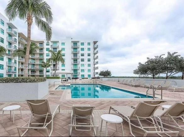HOLLYWOOD STATION RES CON - Residential