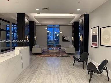 HOLLYWOOD STATION RES CON - Residential