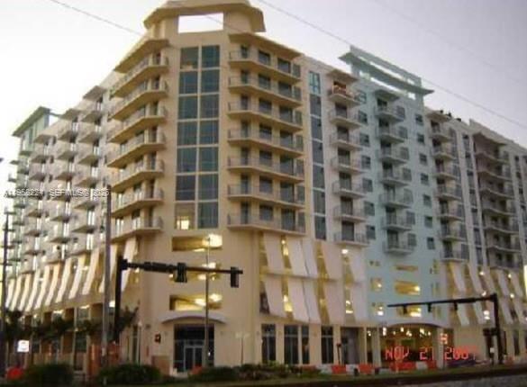 BEAUTIFUL AND SPACIOUS 2/2 SPLIT BEDROOM PLAN. CITY VIEW. WALK TO DOWNTOWN  HOLLYWOOD. POOL, GYM, GARAGE PARKING. VALET PARKING. SELLER MOTIVATED. OK. TO LEASE 1ST  YEAR.