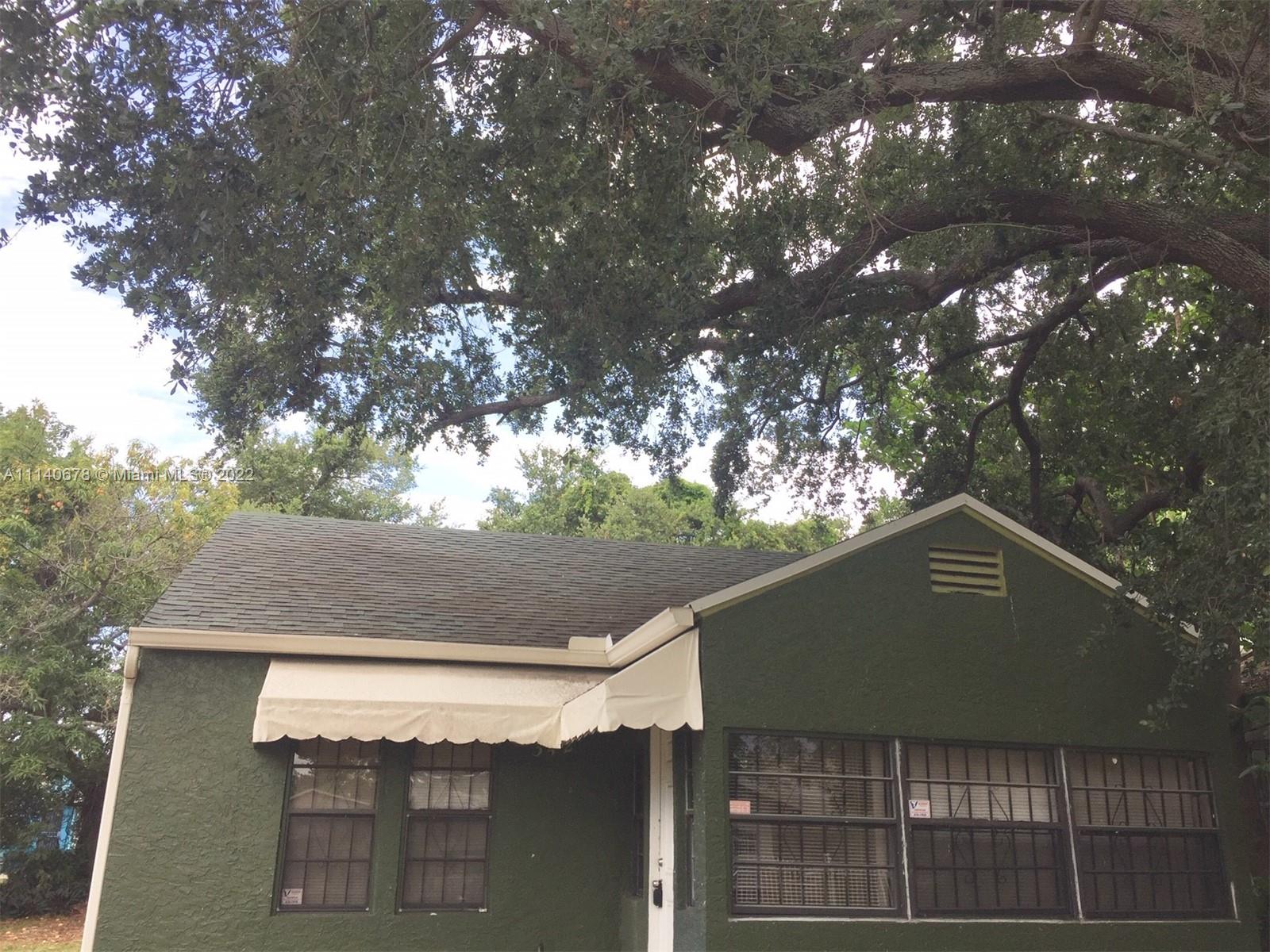 Very cozy 2/1 single home with big backyard in Buenavista west, blocks away from: Design District & Wynwood, 15 mins to the beach, and 10 mins to downtown & Brickell, next to I-95. House has wall A/C