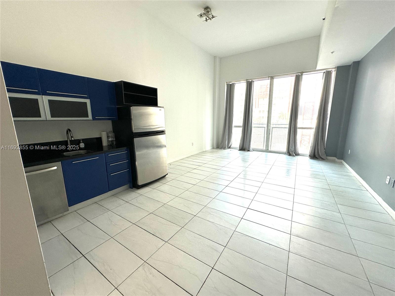 Best unit in the building!!! WORK ,LIVE , PLAY!  Ocean and City views in the heart of Downtown! 4 Pools ,Gym, spa all state of the Art amenities. Right across Bay Front Park and Bayside , Where Miami's Main events take place! Watch Event and Fireworks From your very own balcony. Very Commutable area next to restaurants/ shops/ Beaches. Attended lobby. 24 hours security and Gated community.