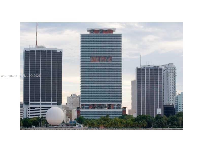 Beautiful studio fully furnished with Bay view located in the heart of Downtown. Assigned parking on the same floor.
