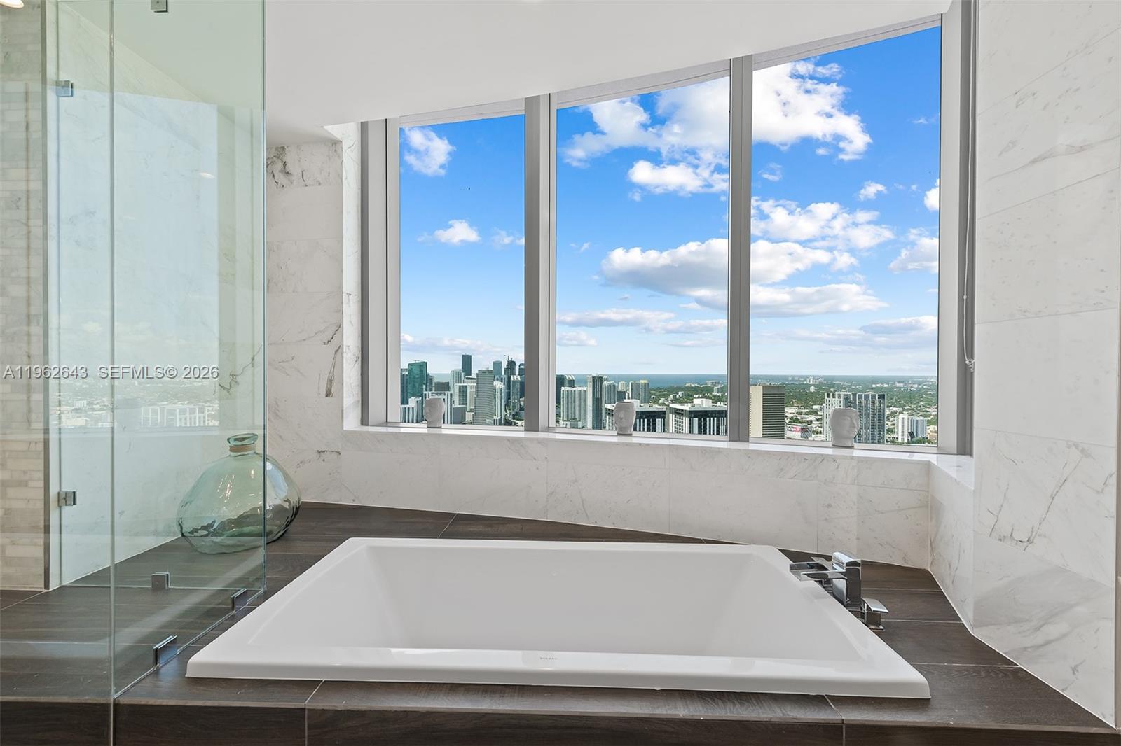 PARAMOUNT MIAMI WORLDCENT - Residential Lease
