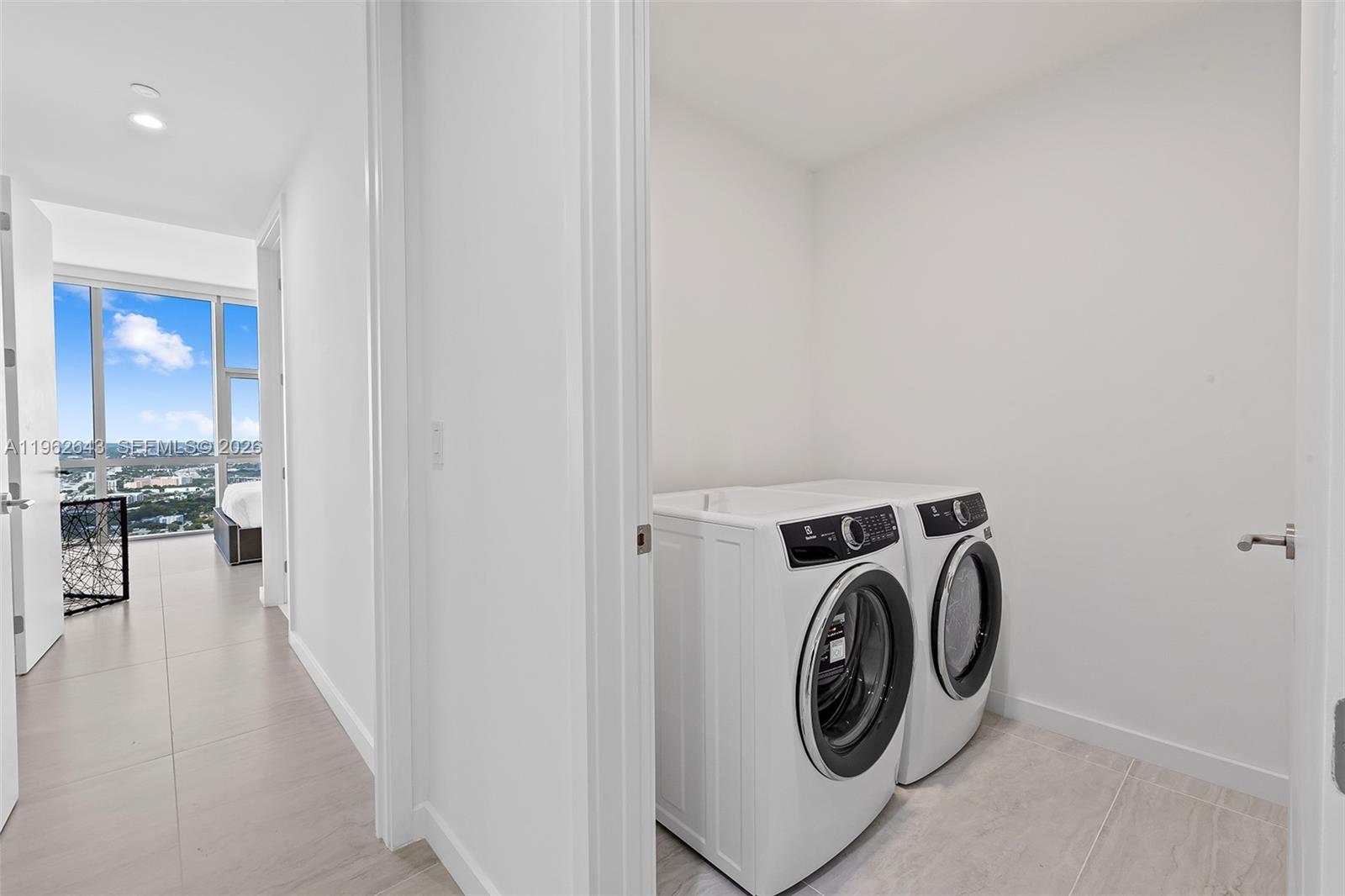 PARAMOUNT MIAMI WORLDCENT - Residential Lease