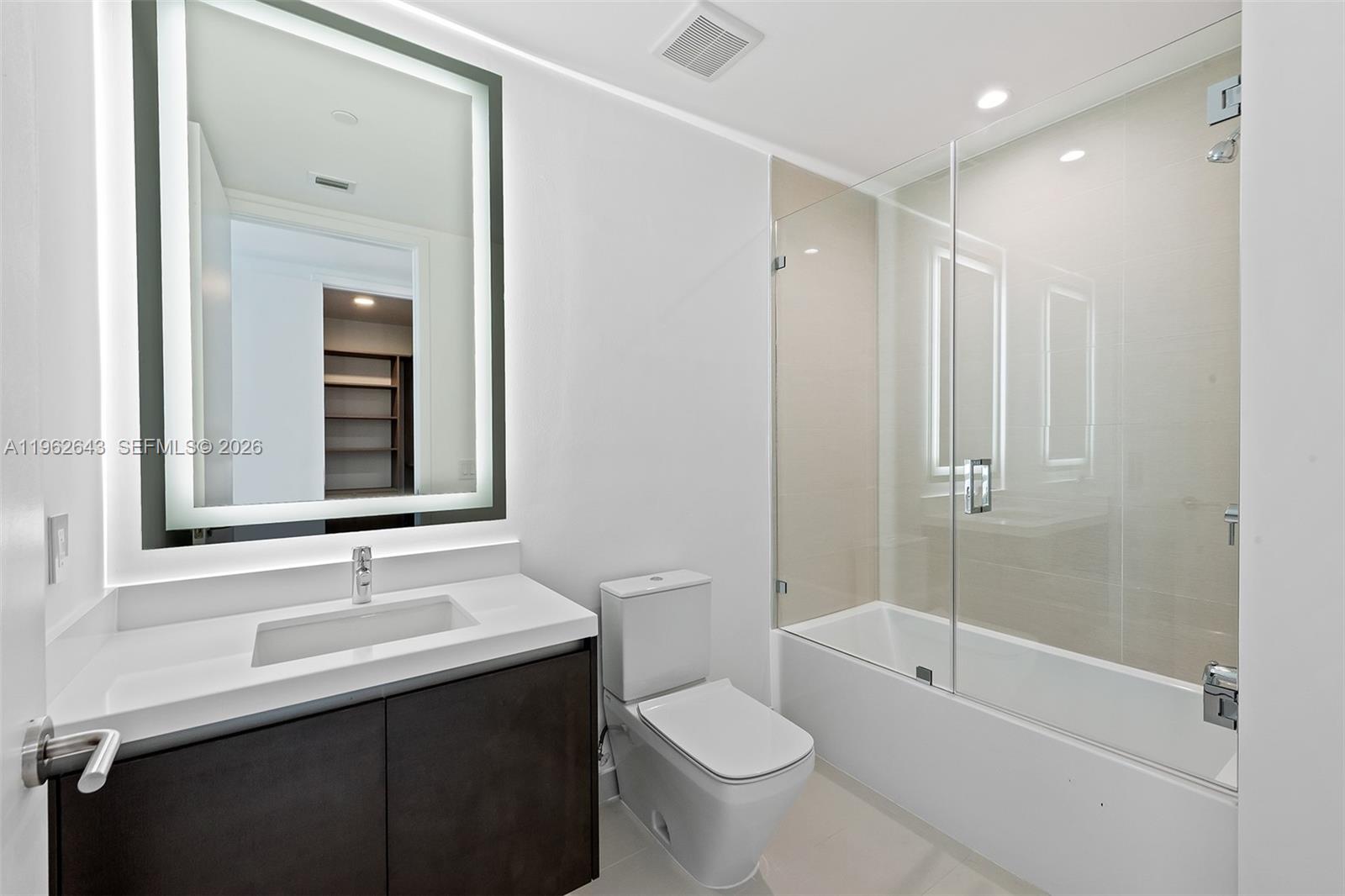 PARAMOUNT MIAMI WORLDCENT - Residential Lease