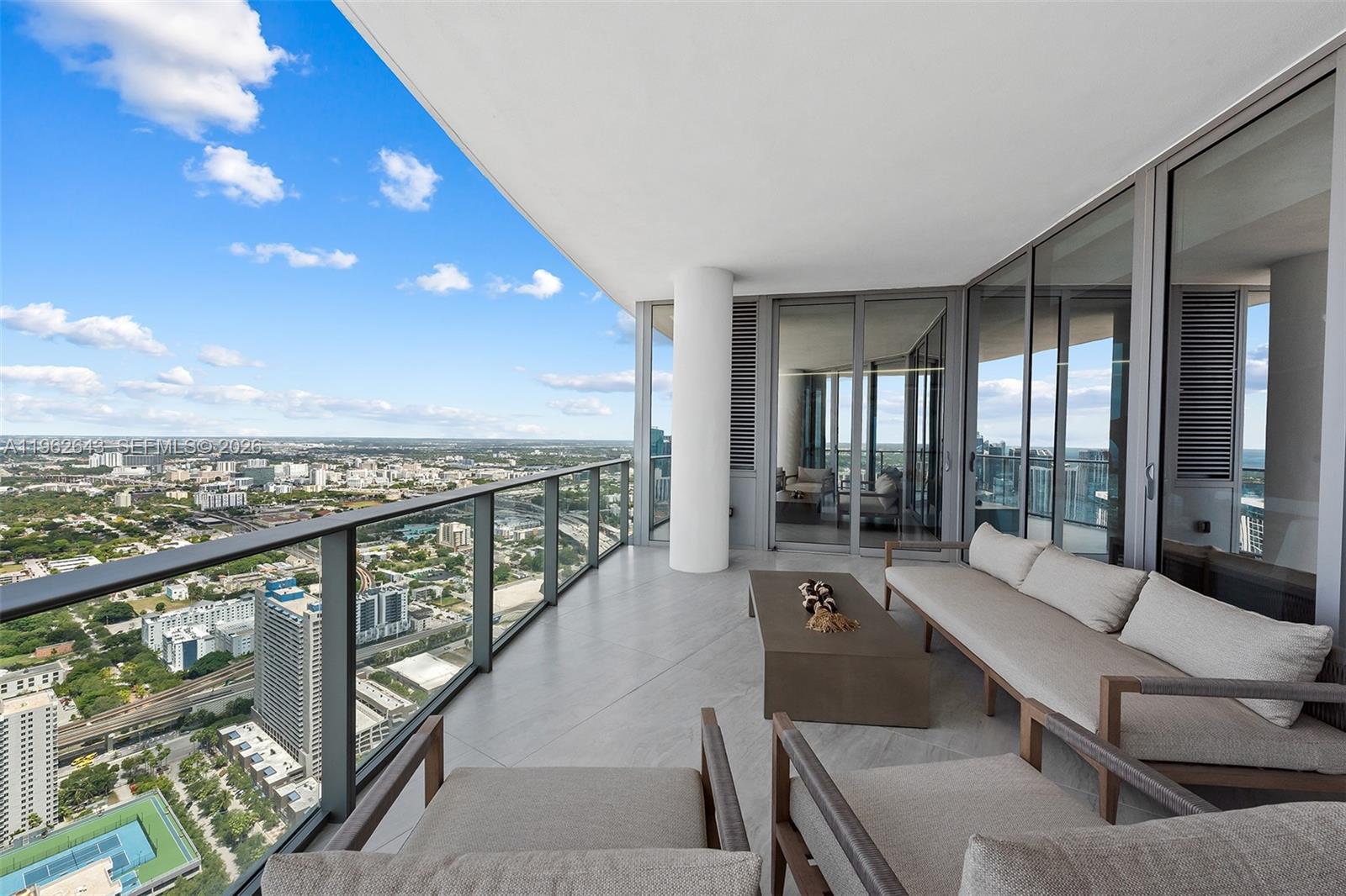 PARAMOUNT MIAMI WORLDCENT - Residential Lease