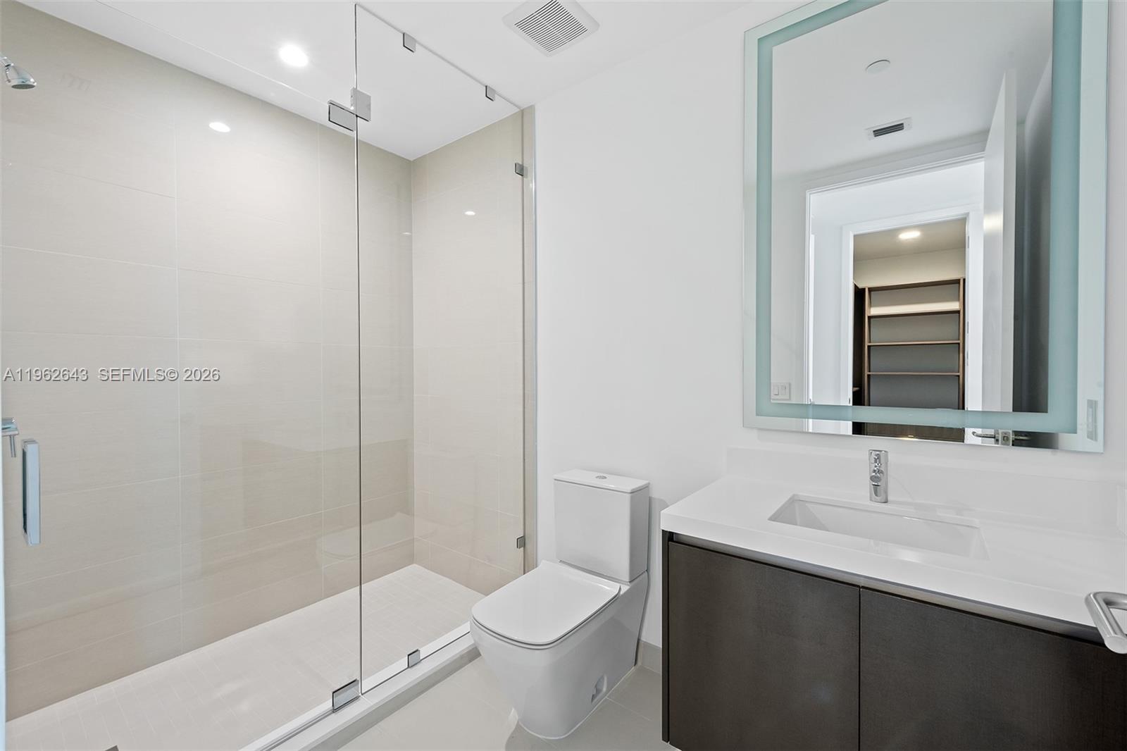 PARAMOUNT MIAMI WORLDCENT - Residential Lease