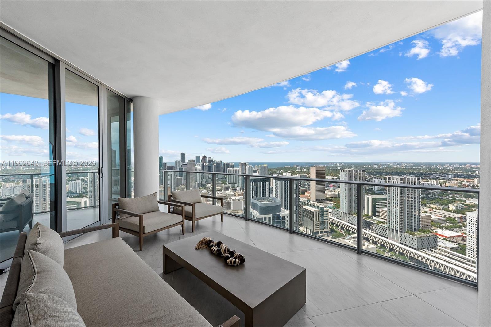 PARAMOUNT MIAMI WORLDCENT - Residential Lease