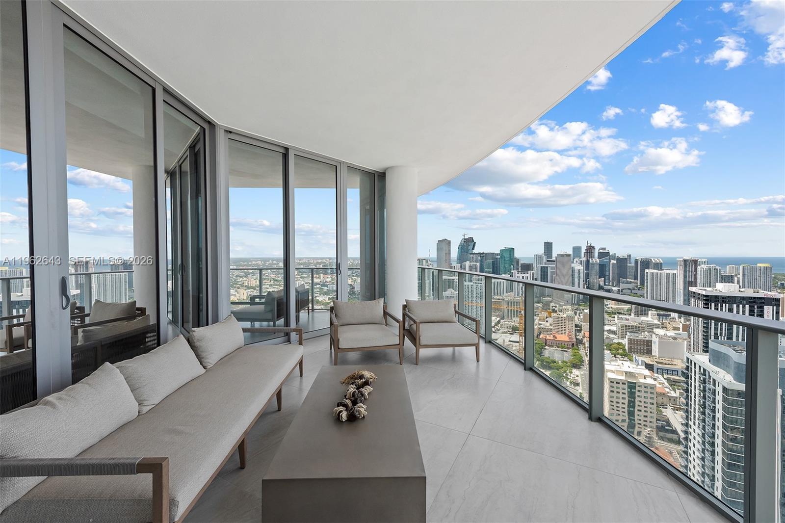 PARAMOUNT MIAMI WORLDCENT - Residential Lease