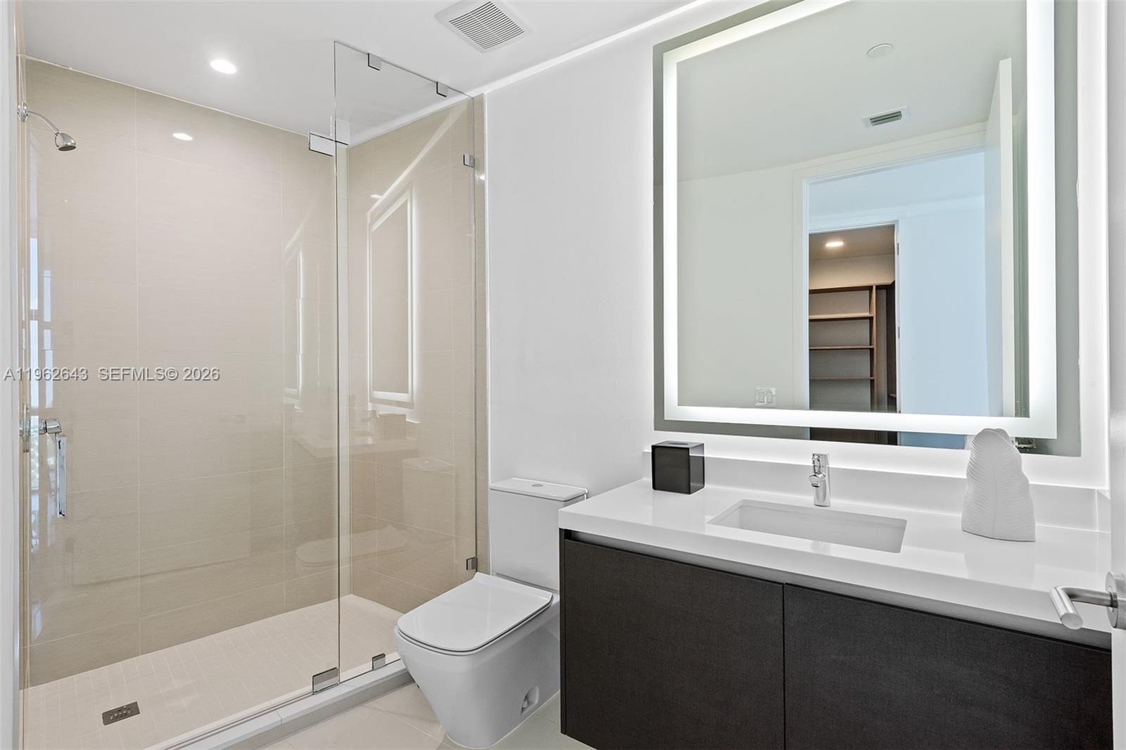 PARAMOUNT MIAMI WORLDCENT - Residential Lease