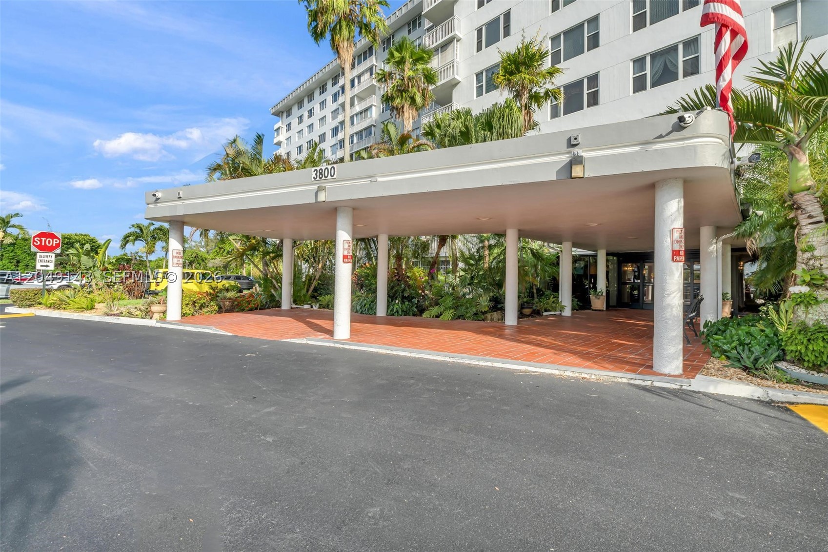 Beautiful 2-bedroom, 2-bathroom condo in an excellent Hollywood location. The property is in move-in ready condition—no repairs or updates needed. Just purchase and enjoy your new home with your family. Ideal for owner-occupants. Please note: rentals are not permitted by the association; investors are not allowed. Easy to show.