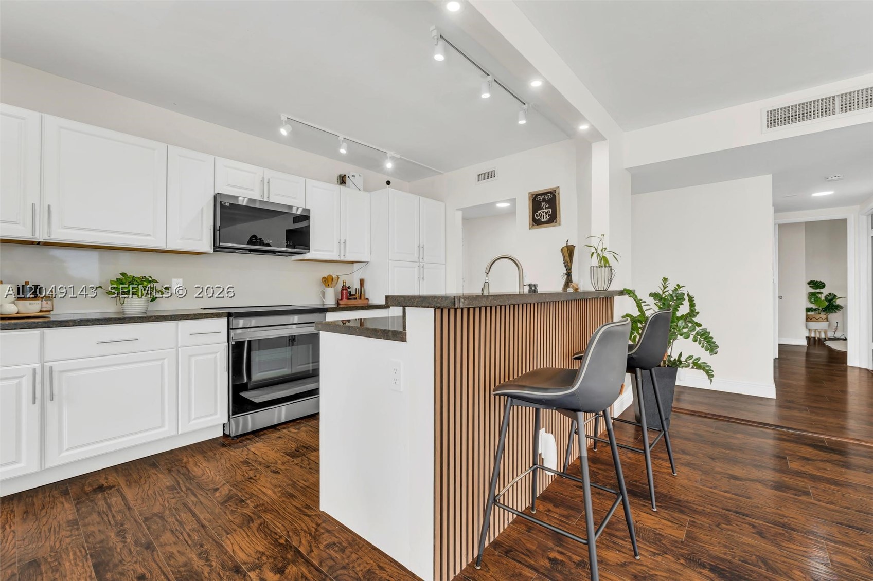 HILLCREST EAST NO 25 COND - Residential
