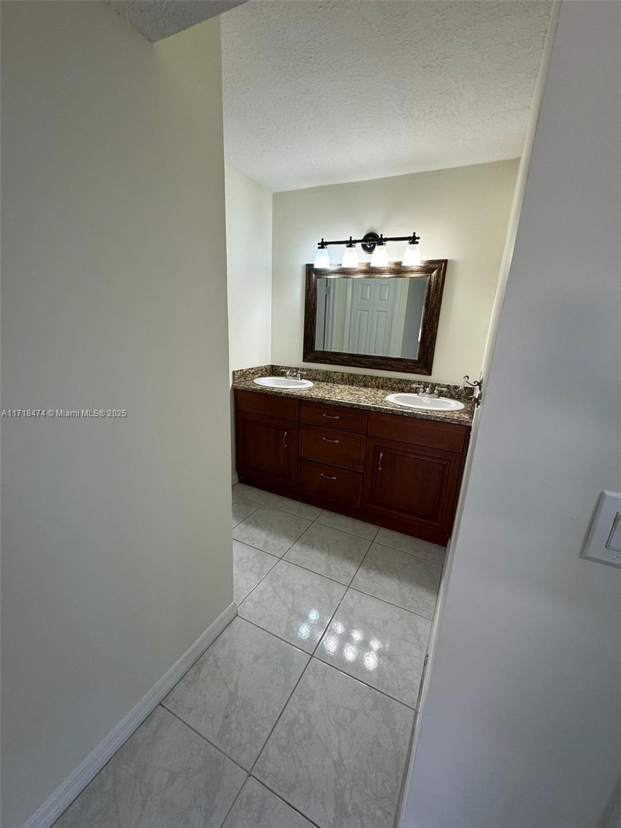 RACQUET CLUB APARTMENTS A - Residential Lease