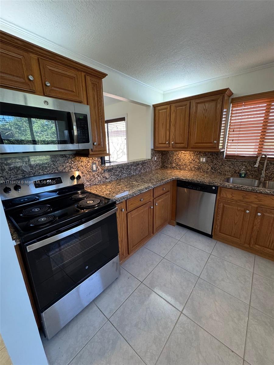 RACQUET CLUB APARTMENTS A - Residential Lease