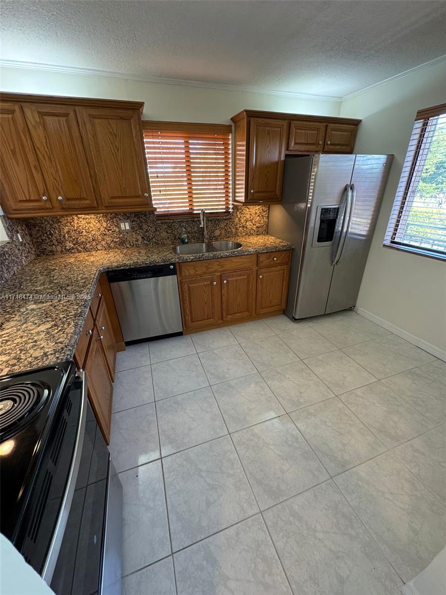 RACQUET CLUB APARTMENTS A - Residential Lease