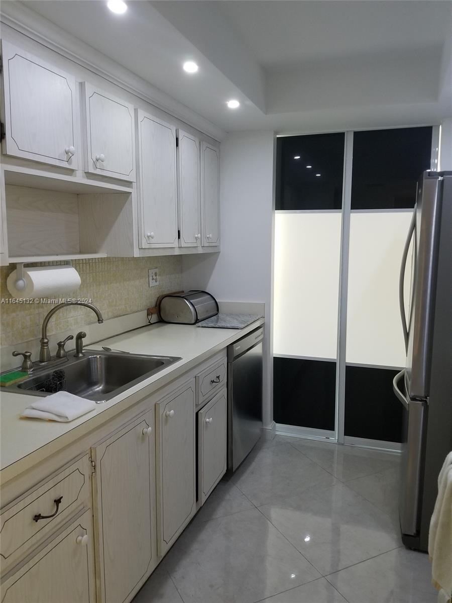 WINSTON TOWER 300 CONDO - Residential Lease