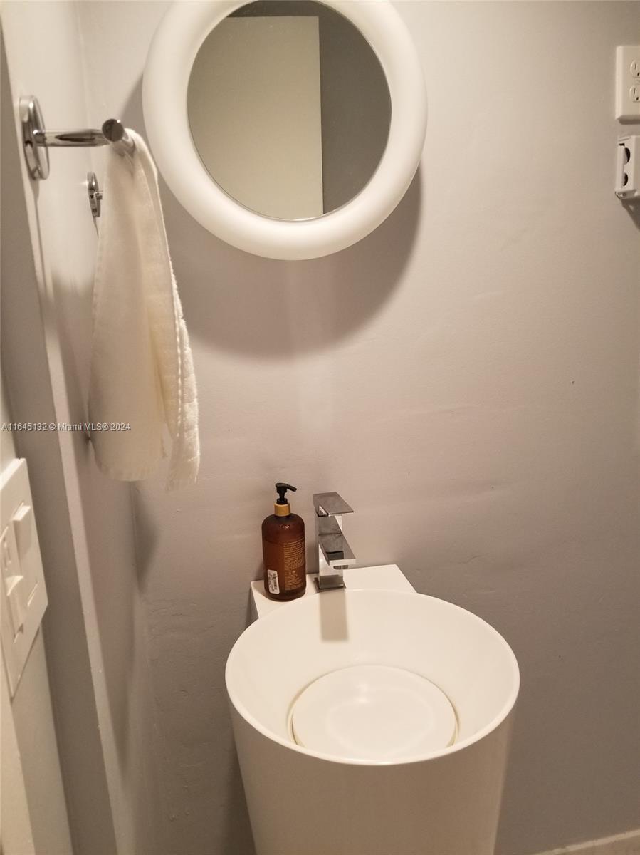 WINSTON TOWER 300 CONDO - Residential Lease