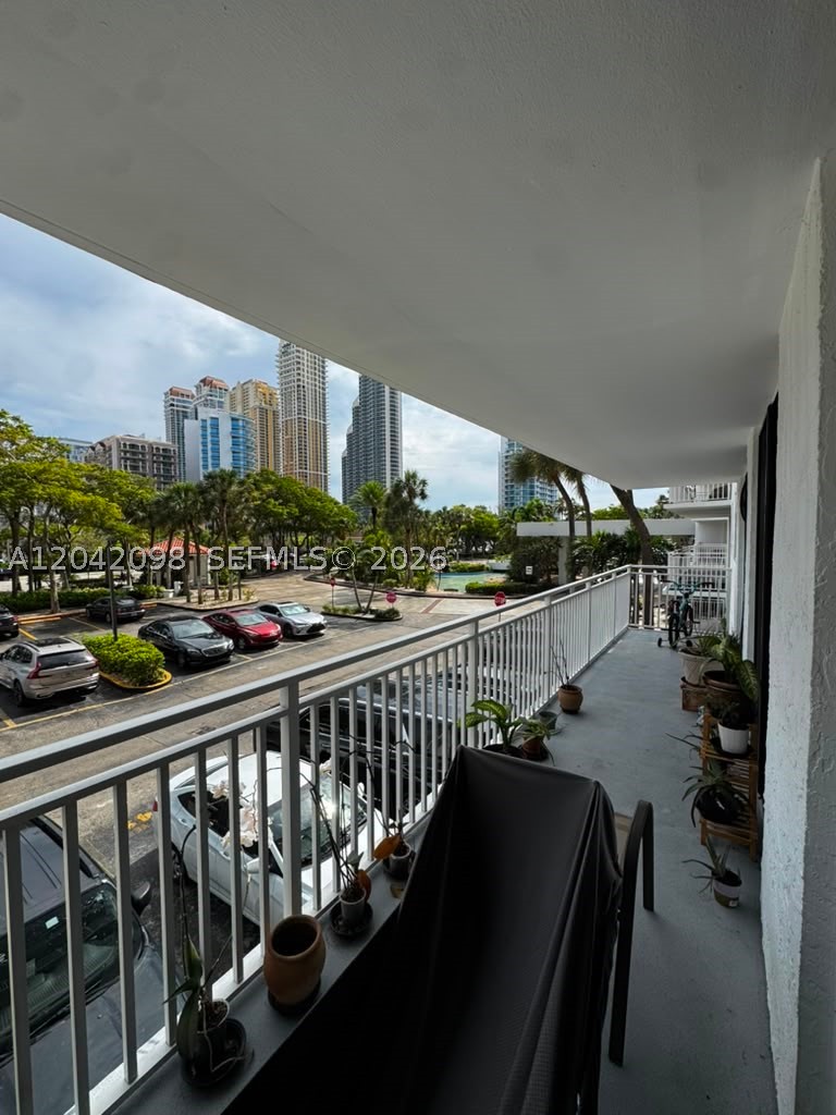 WINSTON TOWERS 600 CONDO - Residential