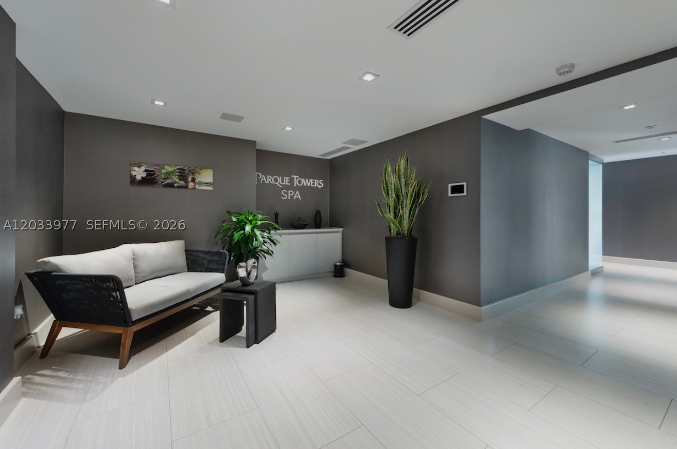 PARQUE TOWERS CONDO - Residential