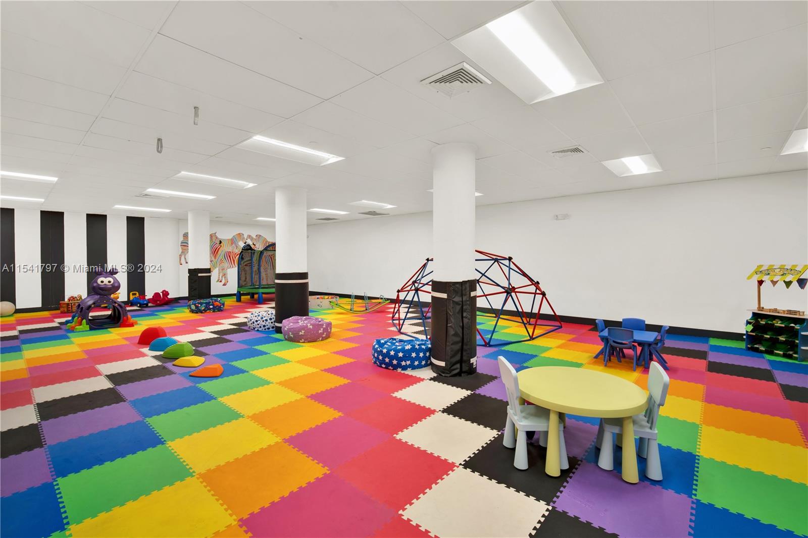 KING COLE CONDO - Residential