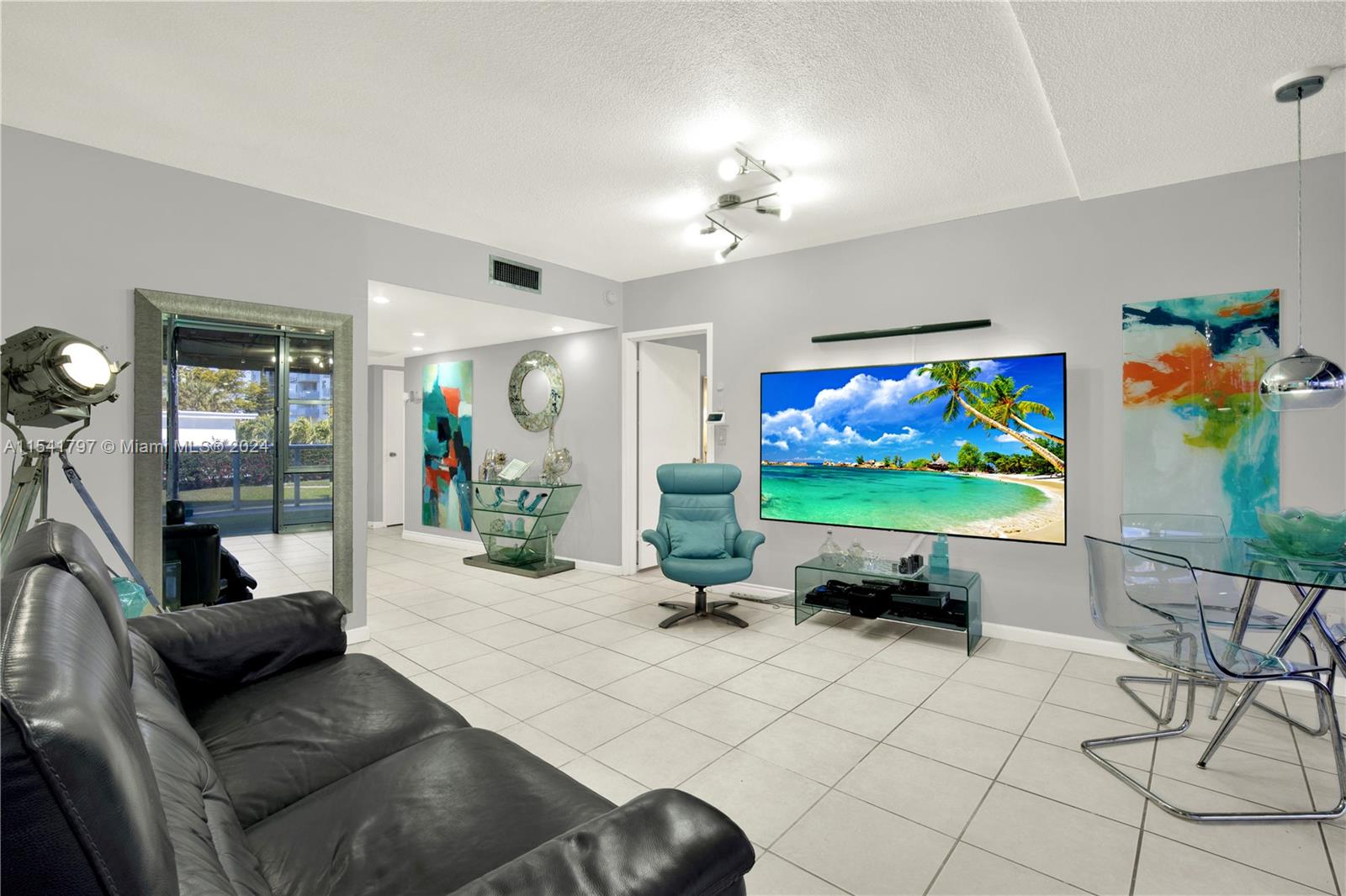 KING COLE CONDO - Residential