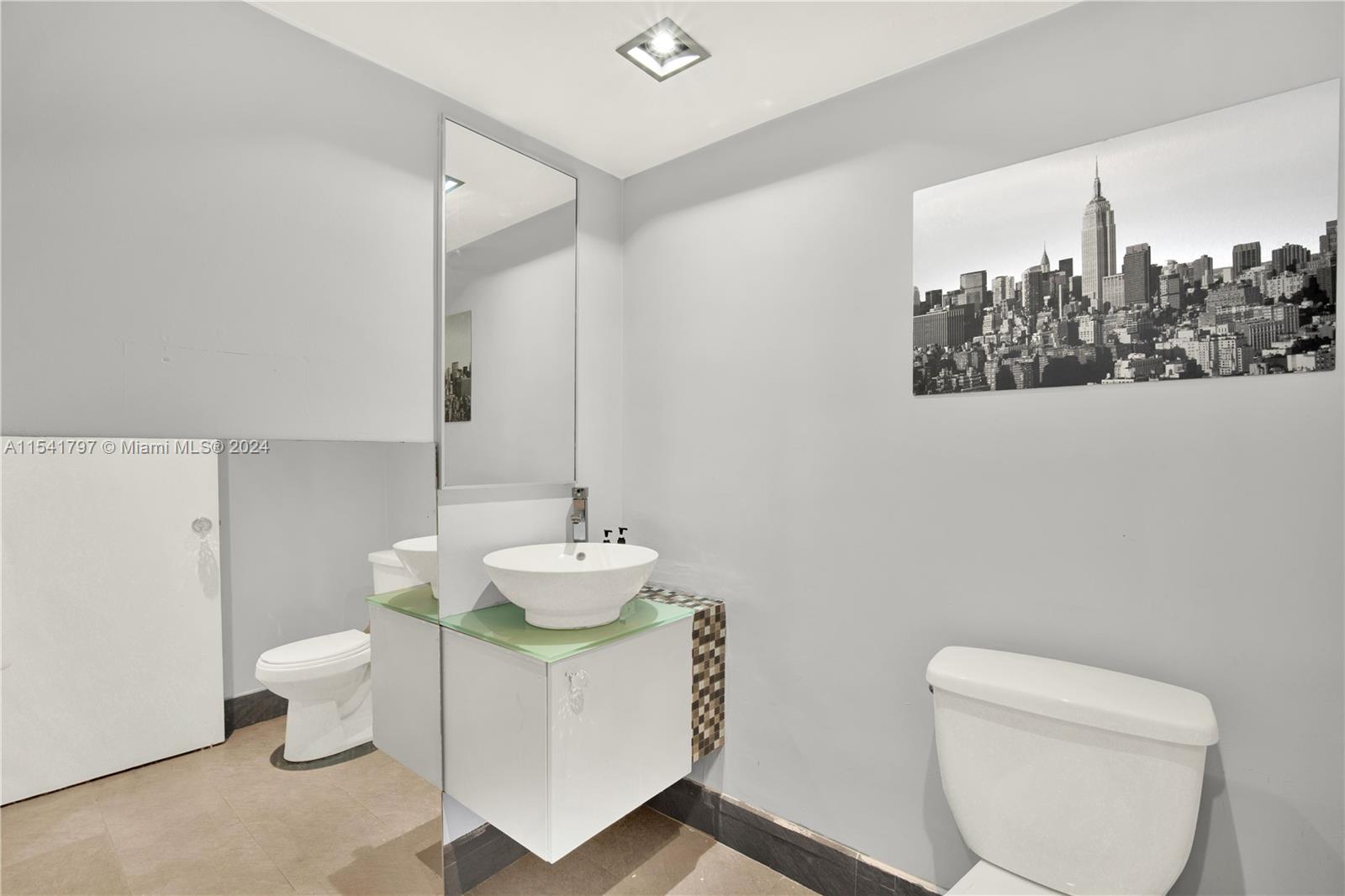 KING COLE CONDO - Residential