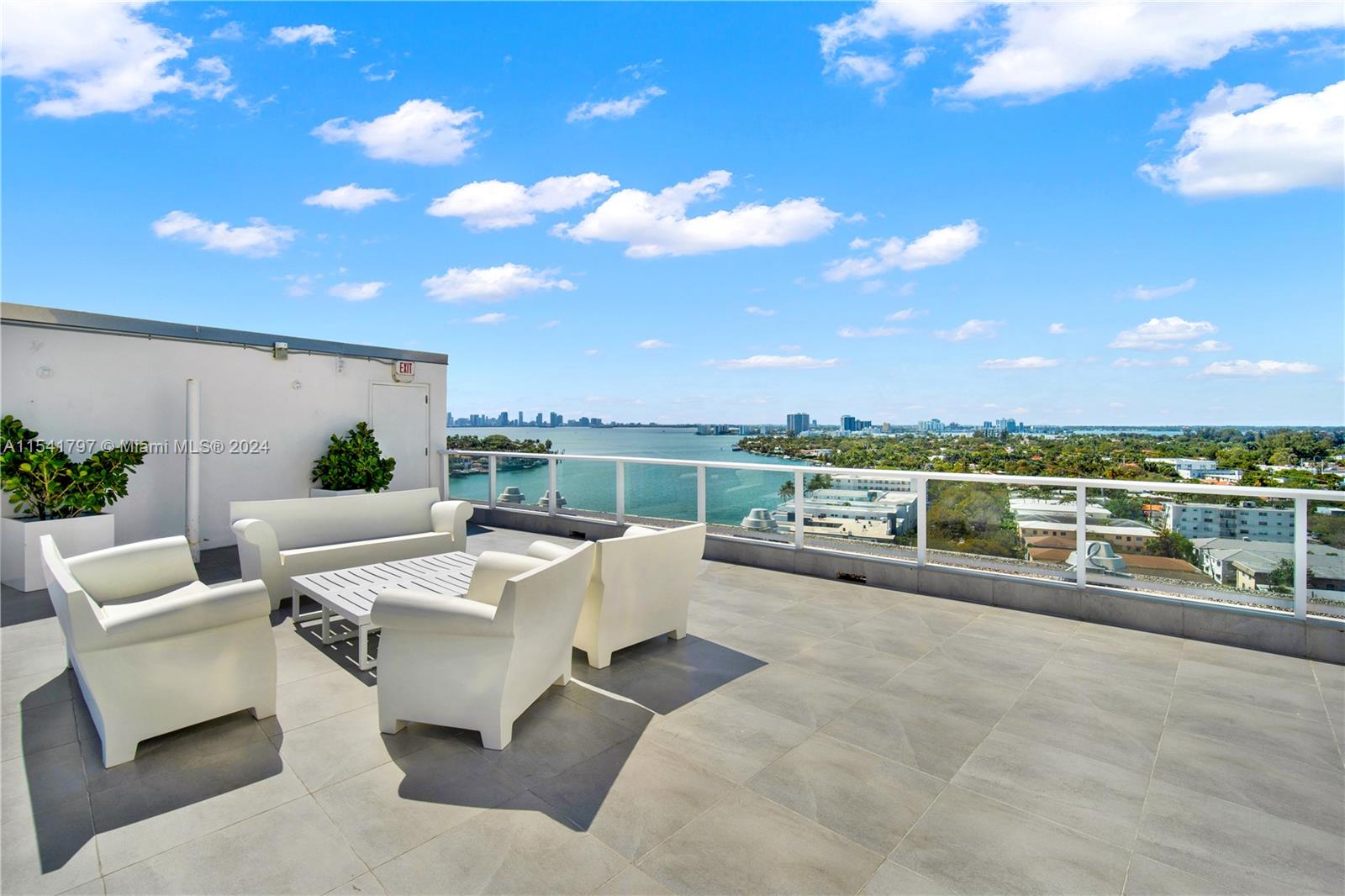 KING COLE CONDO - Residential