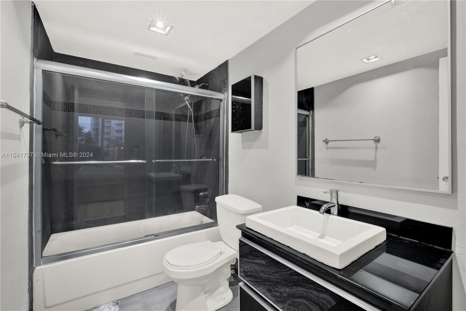 KING COLE CONDO - Residential
