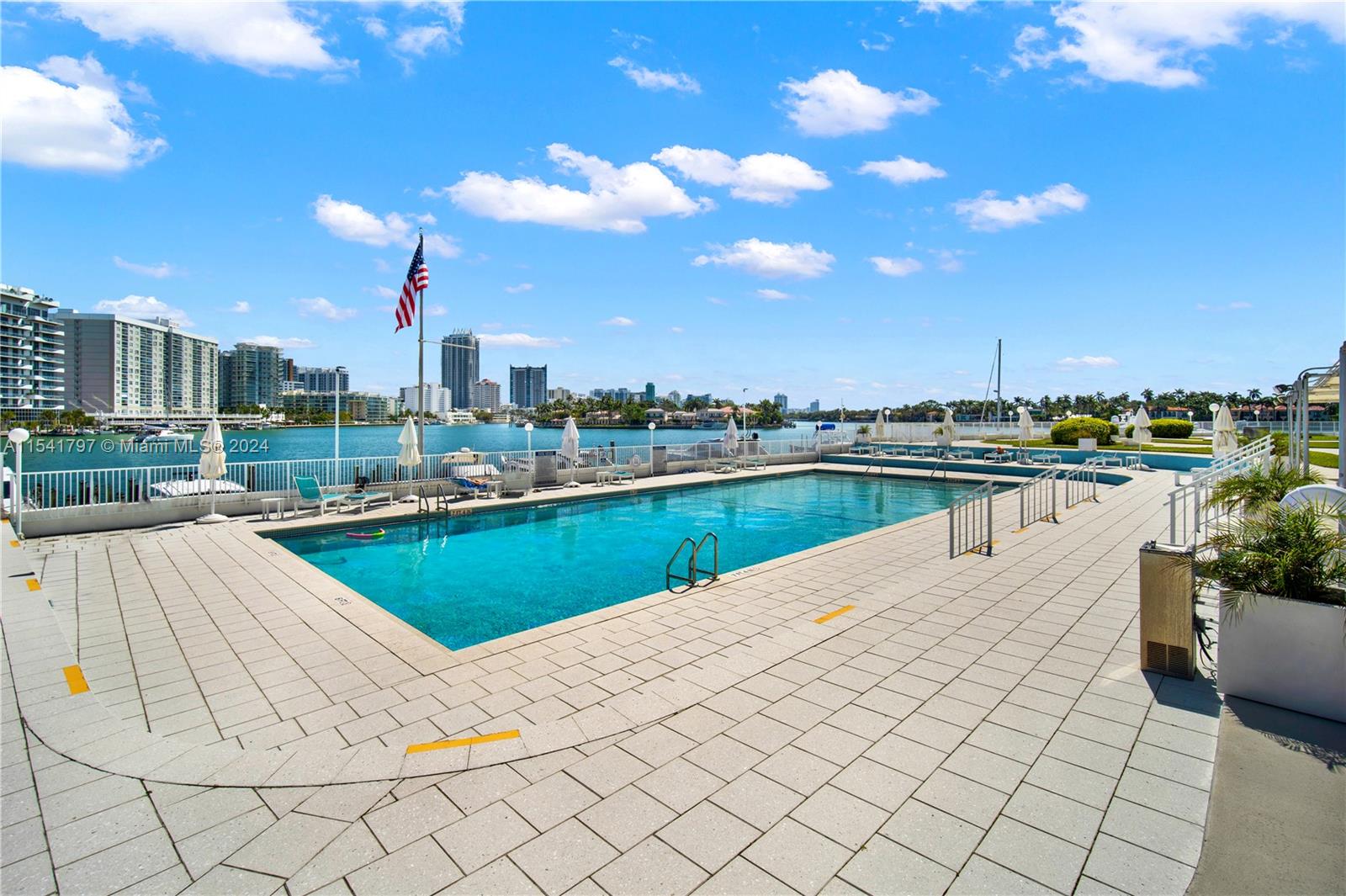 KING COLE CONDO - Residential