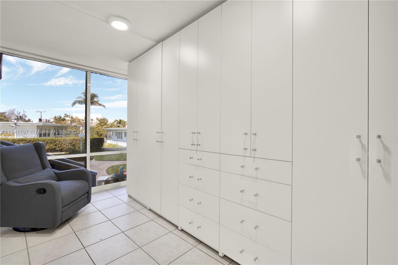 KING COLE CONDO - Residential