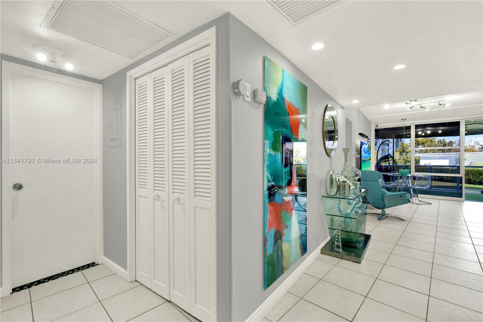 KING COLE CONDO - Residential