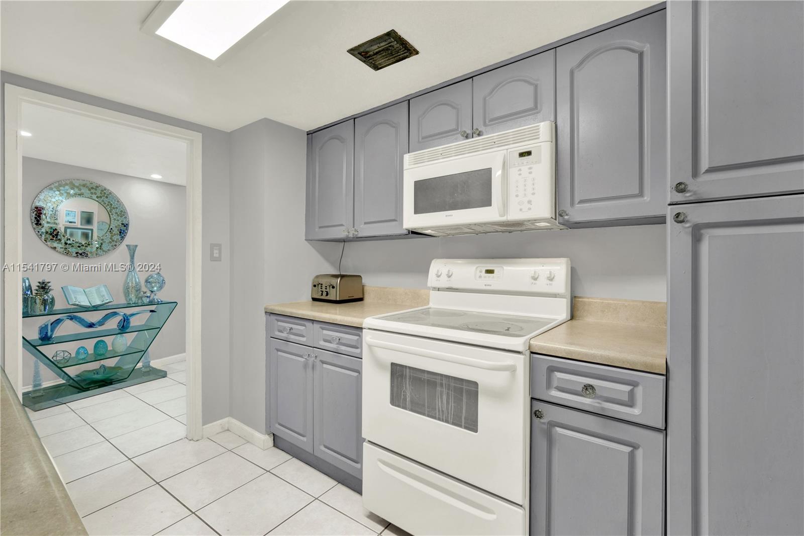 KING COLE CONDO - Residential