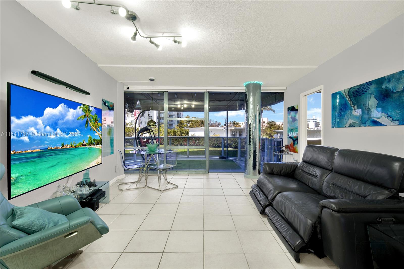 KING COLE CONDO - Residential