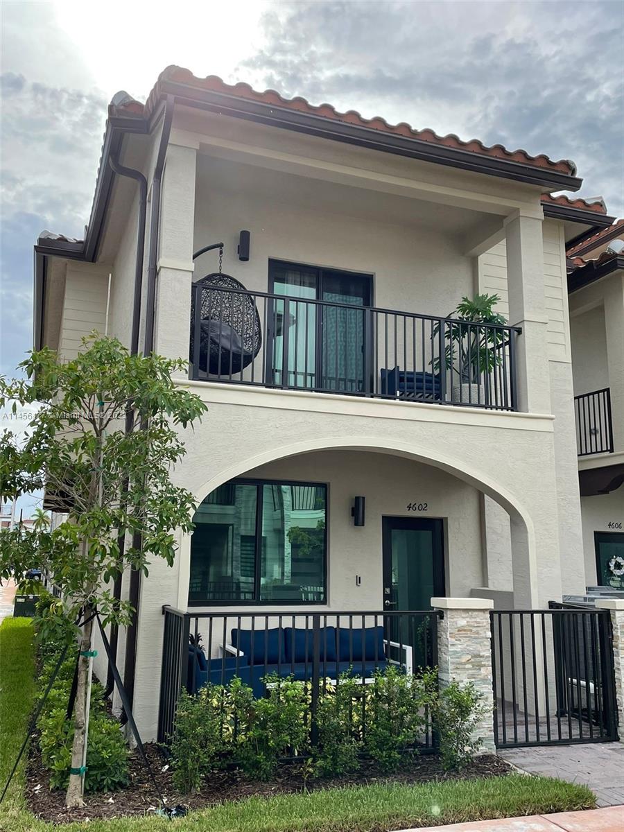DOWNTOWN DORAL SOUTH PHAS - Residential