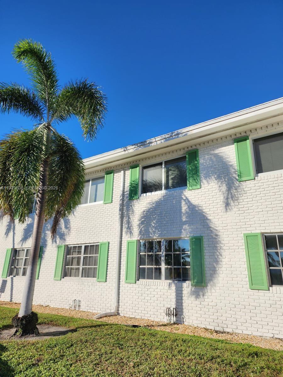 Great investment opportunity! This bright 1-bedroom, 1-bath condo includes its own parking space and is currently rented at $1,300 per month, with a lease until junio. Enjoy modern flooring, natural light, and a spacious living area. Ideally located near shops, dining, beaches, and highways. Perfect for investors—immediate income! Contact via ShowingTime for showings