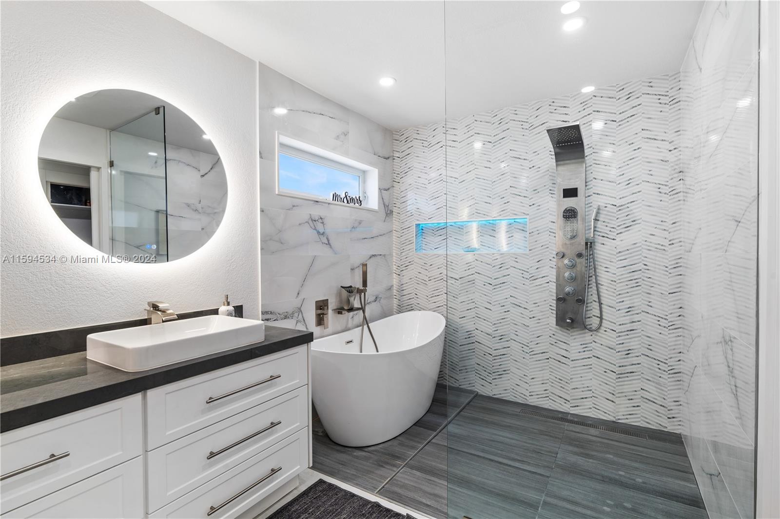 PALM SPRINGS LAKES - Residential