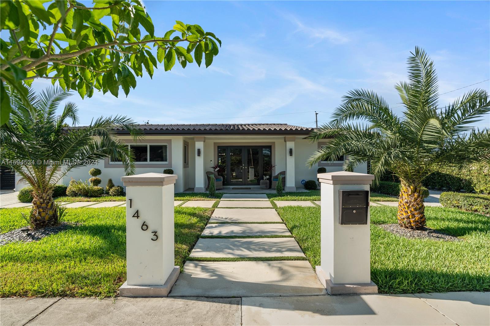 PALM SPRINGS LAKES - Residential