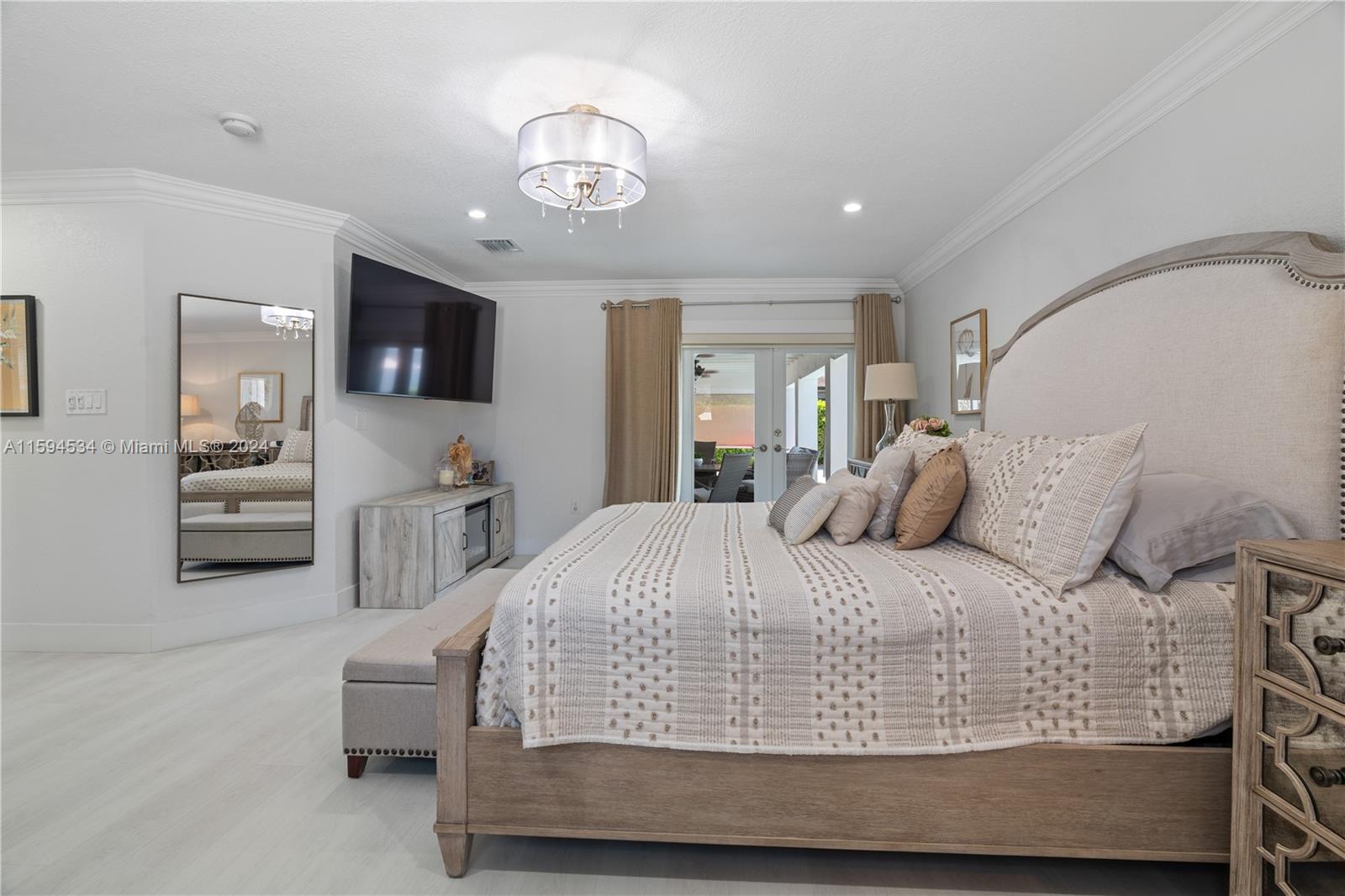 PALM SPRINGS LAKES - Residential